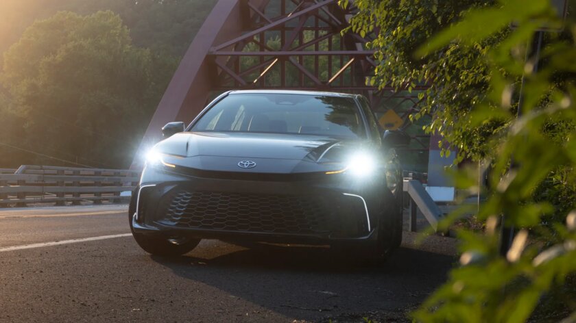 Мечта любого (почти) автомобилиста. Обзор Toyota Camry 2025 года — Комплектации и конкуренты. 1