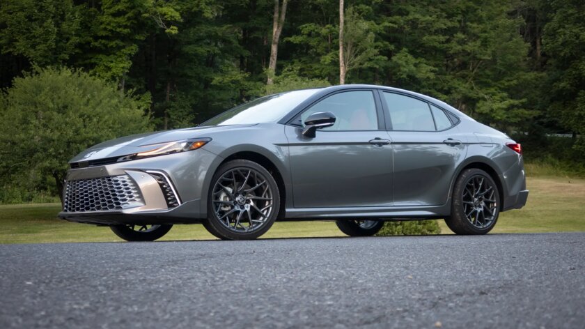 Мечта любого (почти) автомобилиста. Обзор Toyota Camry 2025 года — Комплектации и конкуренты. 3