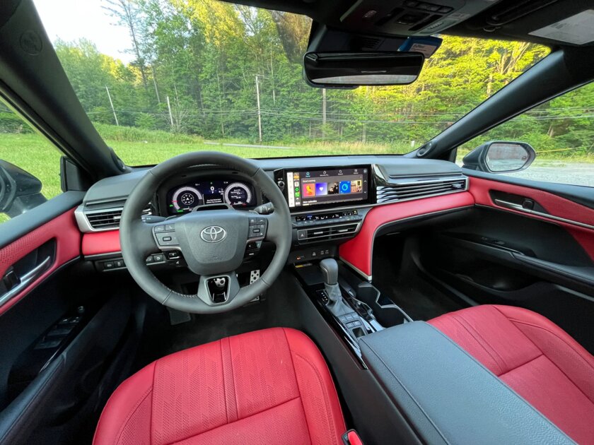 Мечта любого (почти) автомобилиста. Обзор Toyota Camry 2025 года — Форм-фактор, мотор и посадка. 1