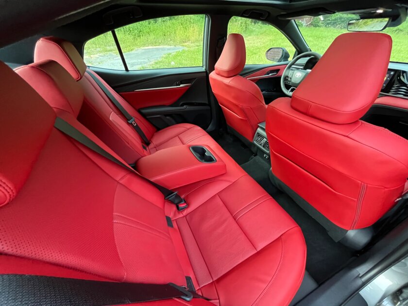 Мечта любого (почти) автомобилиста. Обзор Toyota Camry 2025 года — Форм-фактор, мотор и посадка. 3