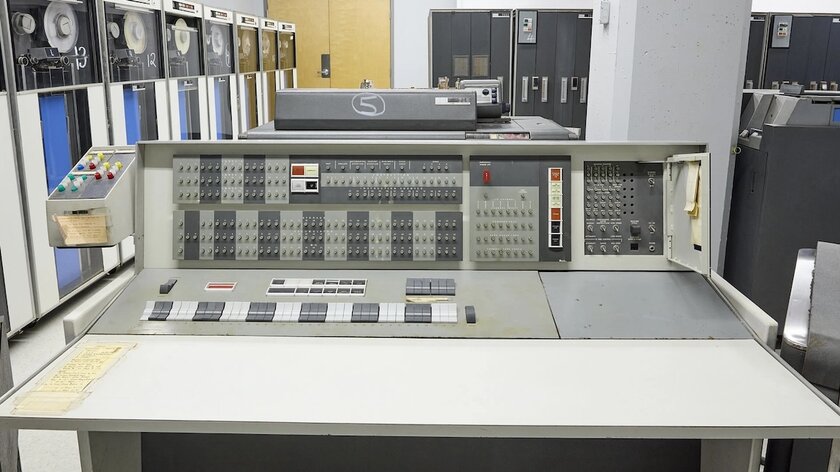 На аукцион выставили IBM 7090: компьютер из 1959 года весит свыше 10 тонн и занимает целую комнату