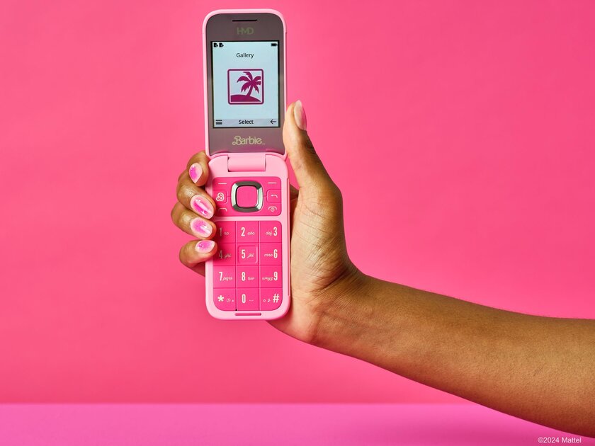 Выпускали Nokia, а теперь перешли на «Барби-фон»: HMD и производитель Барби выпустили раскладушку