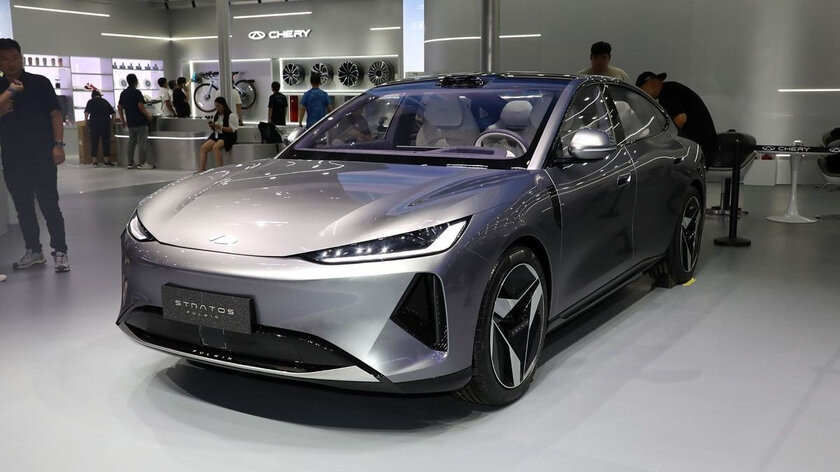 Сhery представила компактный седан Fulwin E05: с роскошным салоном и дисплеями на кузове