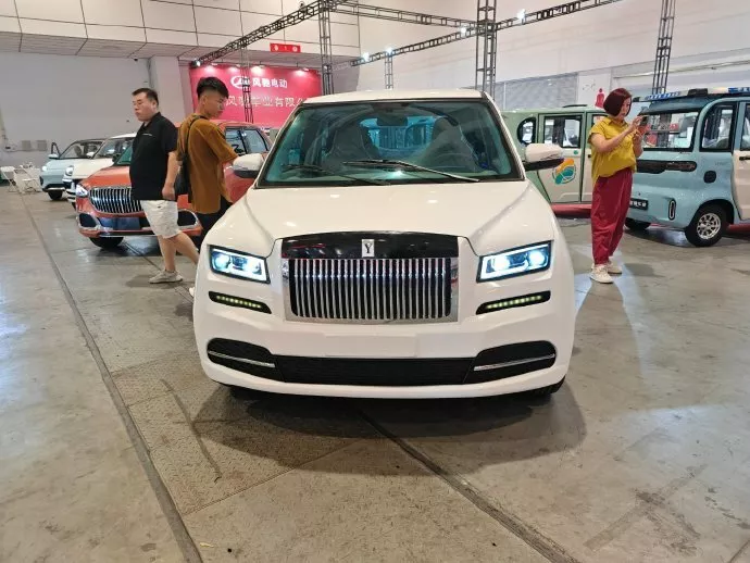 Китайские клоны Rolls-Royce и Mercedes-Maybach за 2000 долларов — смешноваты, но не так уж и плохи