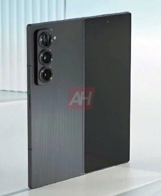 Ультратонкая версия Galaxy Z Fold 6 существует — первое живое фото. Название рассекречено
