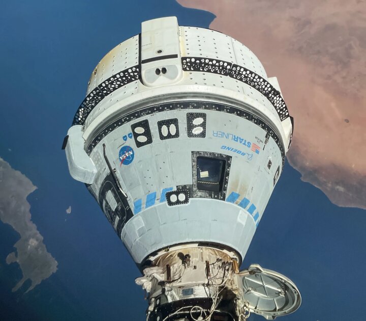 «Двигался по идеальной траектории»: NASA успешно посадила проблемный космический корабль от Boeing на Землю