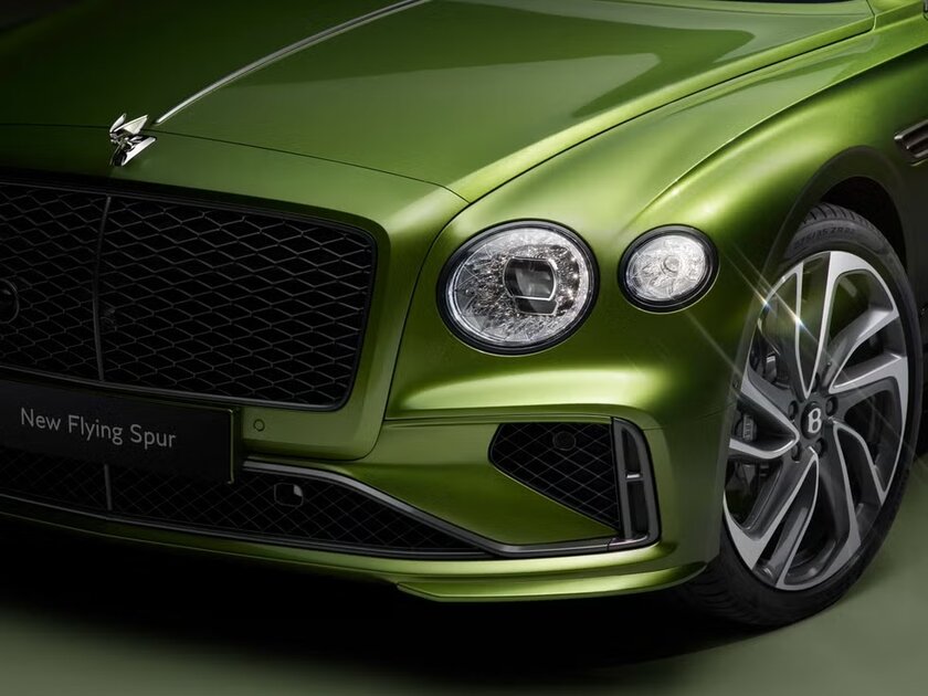 Bentley представила гибридный Flying Spur: люксовый седан с разгоном с места до сотни за 3,5 секунды