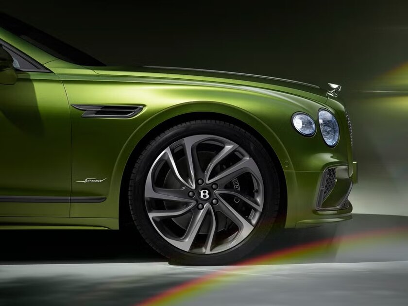 Bentley представила гибридный Flying Spur: люксовый седан с разгоном с места до сотни за 3,5 секунды