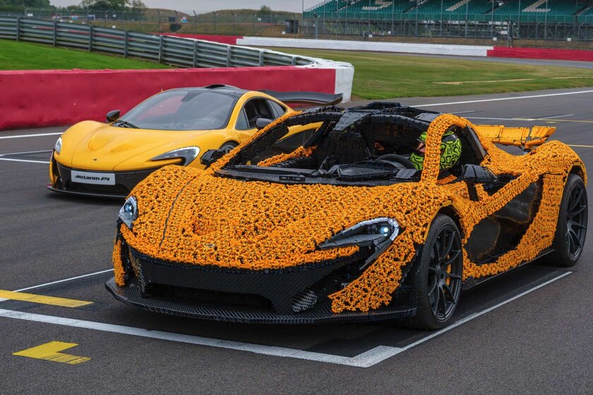 McLaren построила полноценный гиперкар из LEGO: он успешно проехался по гоночному треку