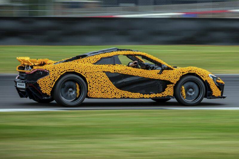 McLaren построила полноценный гиперкар из LEGO: он успешно проехался по гоночному треку