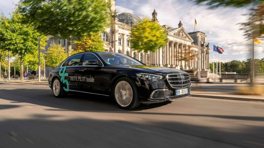 Mercedes-Benz прокачала свой автопилот: можно гонять на скорости до 95 км/час и не смотреть за дорогой
