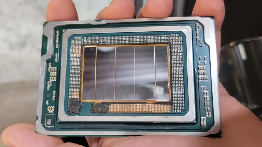 Огромный, размером с ладонь: так выглядит новый серверный процессор Intel (фото)