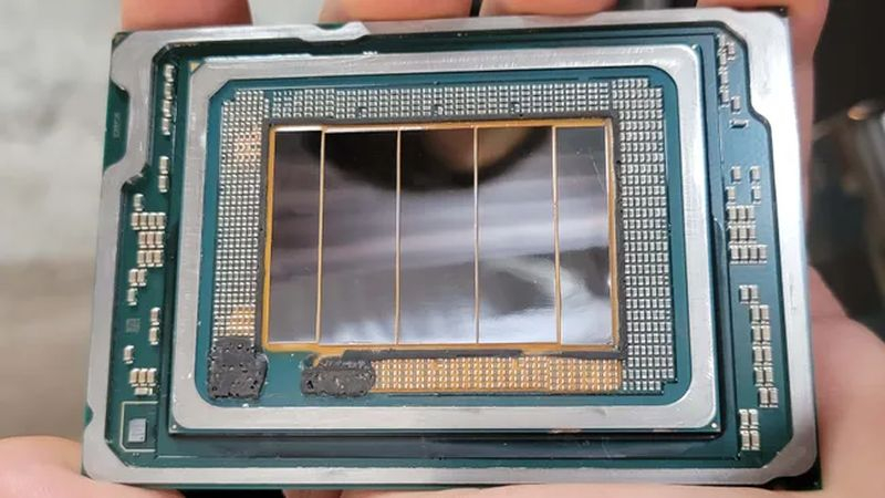 Огромный, размером с ладонь: так выглядит новый серверный процессор Intel (фото)