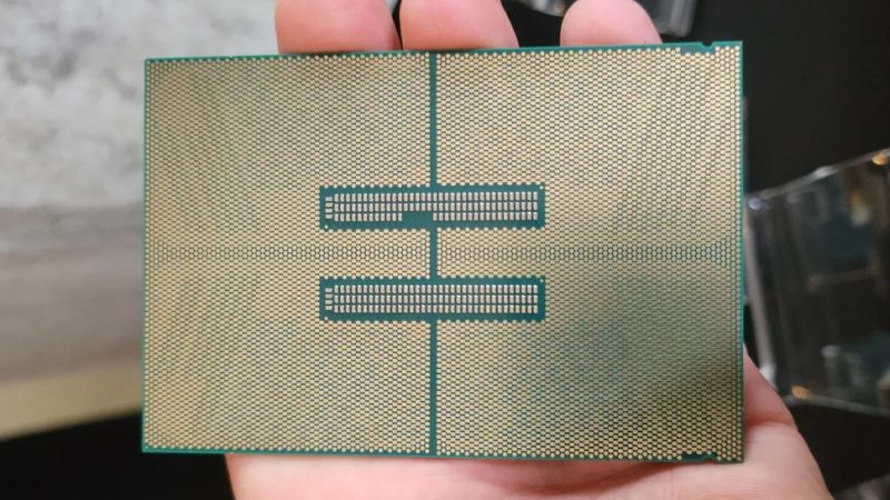 Огромный, размером с ладонь: так выглядит новый серверный процессор Intel (фото)