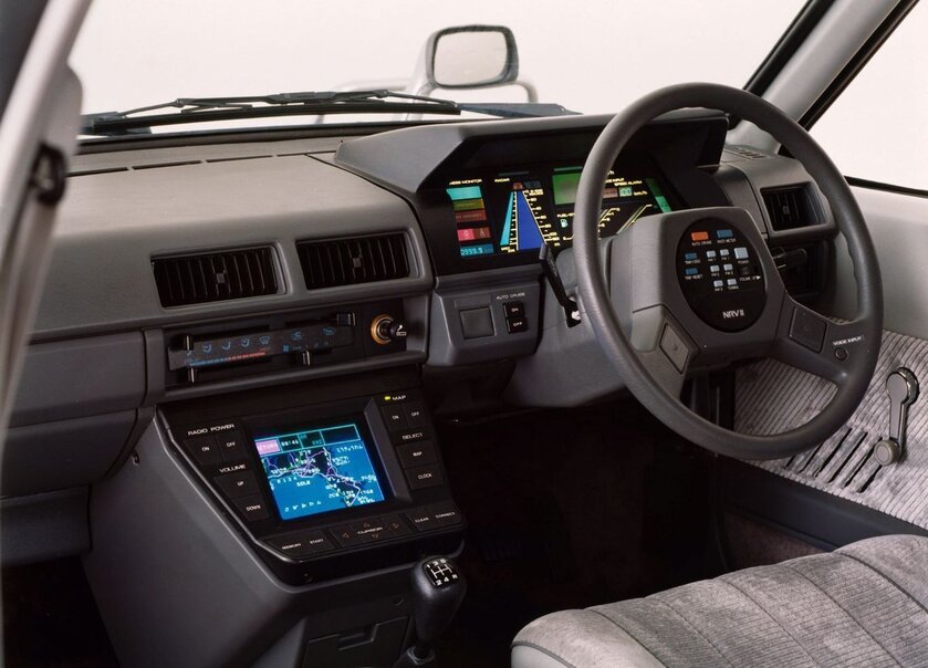 Так выглядит приборная и мультимедийные панели в Nissan NRV-II 1983 года выпуска