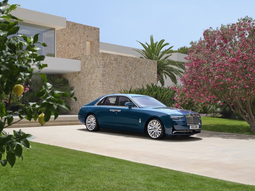 Rolls-Royce представила Ghost Series II: 18 км нитей, V12 и огромная стеклянная панель