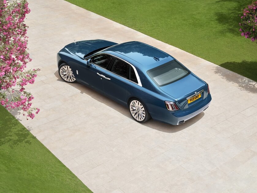 Rolls-Royce представила Ghost Series II: 18 км нитей, V12 и огромная стеклянная панель