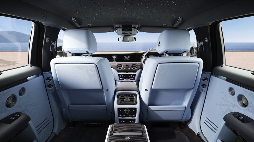 Rolls-Royce представила Ghost Series II: 18 км нитей, V12 и огромная стеклянная панель