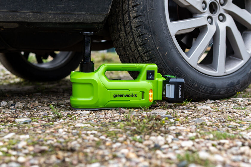 Обзор Greenworks G24JACK: меняем колёса быстро и без усилий с гидравлическим домкратом — В использовании. 1