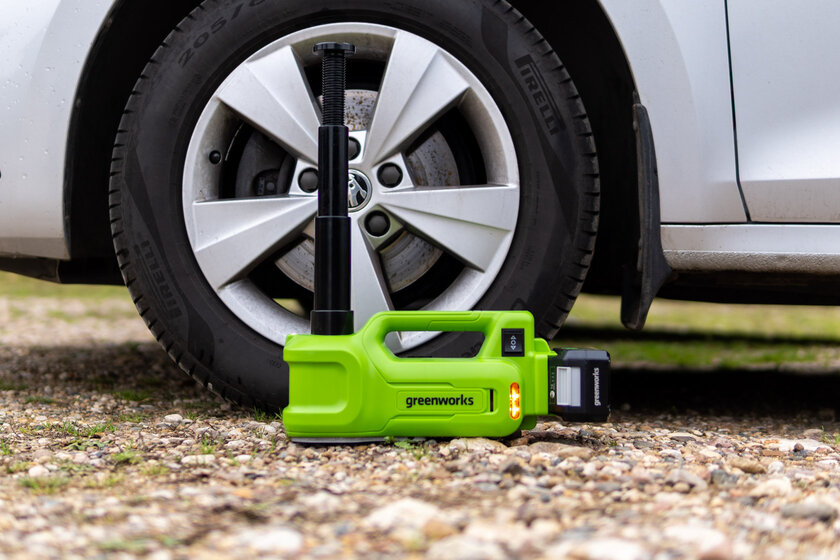 Обзор Greenworks G24JACK: меняем колёса быстро и без усилий с гидравлическим домкратом — В использовании. 2