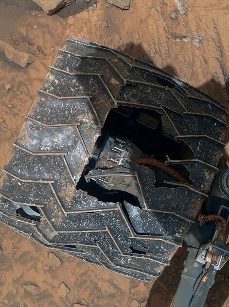 Колесо марсохода Curiosity после 11-летнего пребывания на Марсе