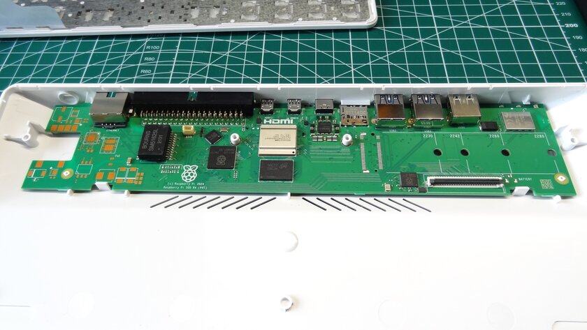 Компьютер внутри клавиатуры! Обзор дешёвой Raspberry Pi 500 с полноценной Pi 5 внутри — Внутренности. 2