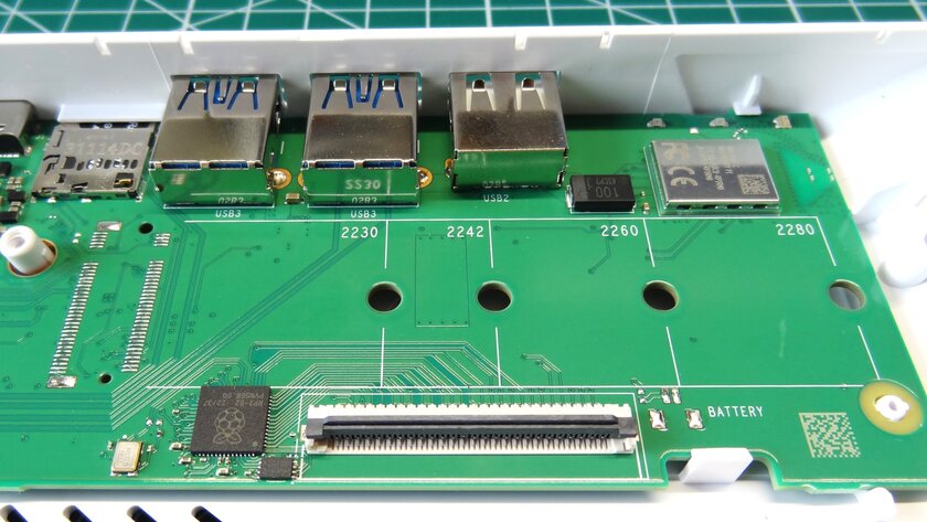 Компьютер внутри клавиатуры! Обзор дешёвой Raspberry Pi 500 с полноценной Pi 5 внутри — Внутренности. 3