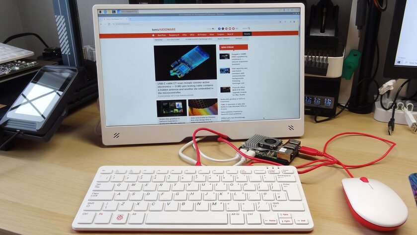 Обзор Raspberry Pi Monitor — этот монитор работает даже без адаптера. И не только с Raspberry Pi — Дизайн. 1