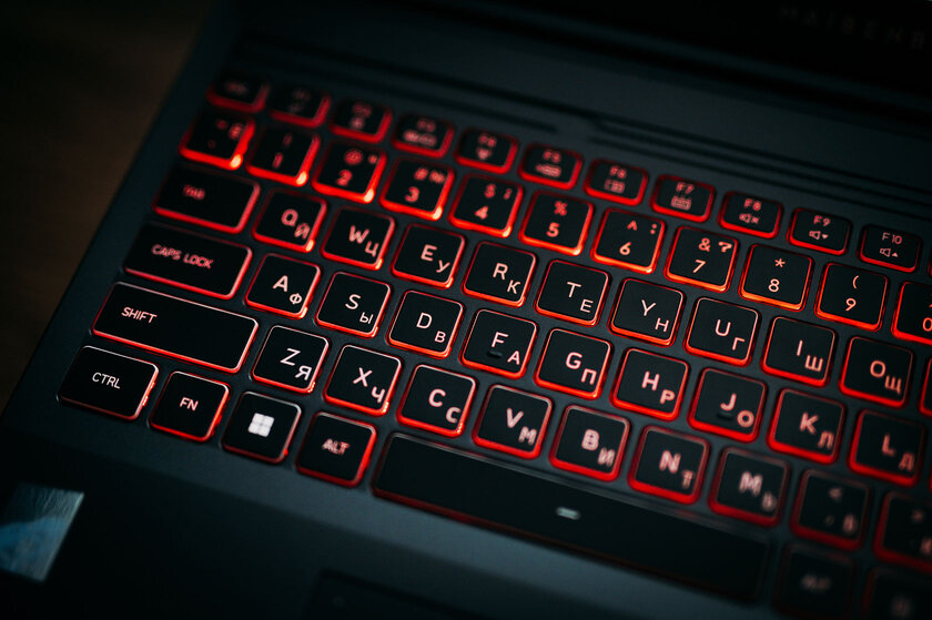 Для игр, монтажа и работы с текстом: обзор мощного ноутбука Maibenben X16A — Клавиатура и тачпад. 4