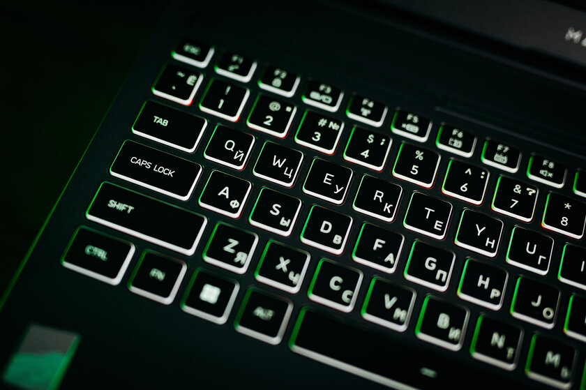 Для игр, монтажа и работы с текстом: обзор мощного ноутбука Maibenben X16A — Клавиатура и тачпад. 3
