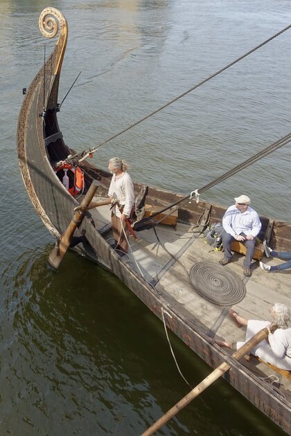 Почему у большинства лодок руль справа: на то есть очень веская причина