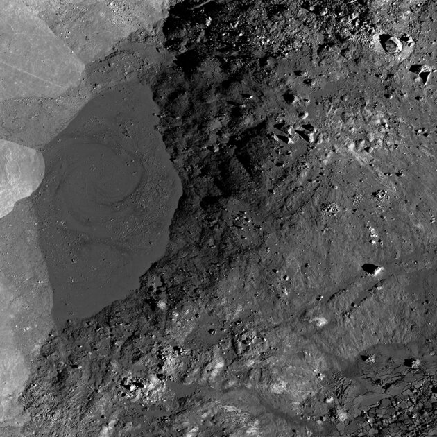 Зонд NASA запечатлел необычный рельеф на обратной стороне Луны
