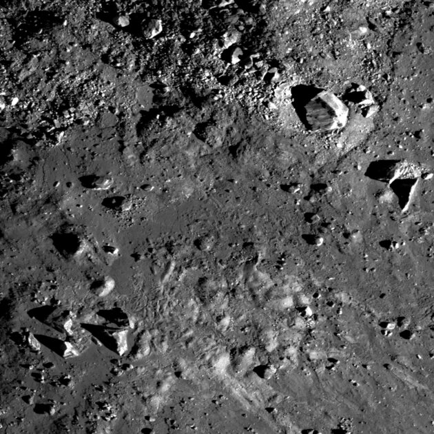 Зонд NASA запечатлел необычный рельеф на обратной стороне Луны
