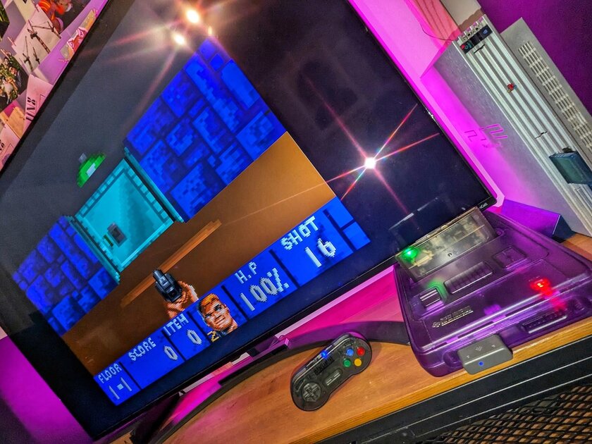 Даже не знаю, что круче — Wolfenstein 3D на огромном телевизоре или прозрачная SNES