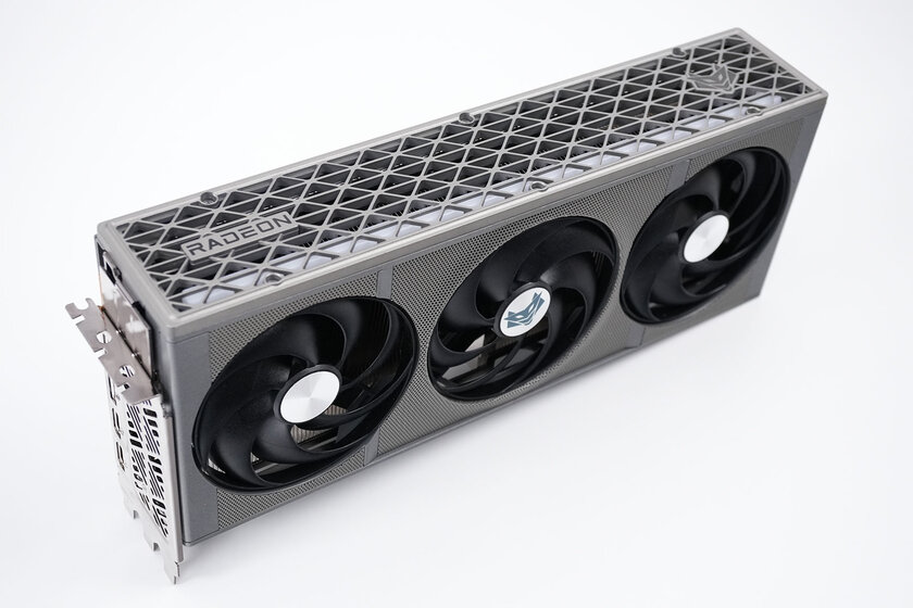 Производительность RTX 5070 Ti по более выгодной цене: обзор стильной Sapphire Radeon RX 9070 XT Nitro+ — Дизайн корпуса. 1