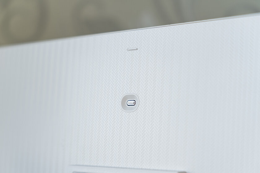 Монитор с пультом и магнитной камерой превращается в ТВ: обзор Samsung 32″ Smart M8 M80D UHD — Комплектация. 10