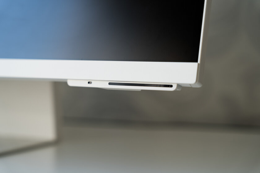 Монитор с пультом и магнитной камерой превращается в ТВ: обзор Samsung 32″ Smart M8 M80D UHD — Внешний вид и кронштейн. 9
