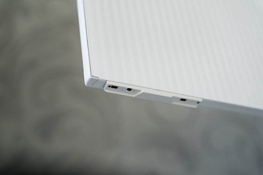 Монитор с пультом и магнитной камерой превращается в ТВ: обзор Samsung 32″ Smart M8 M80D UHD — Внешний вид и кронштейн. 10
