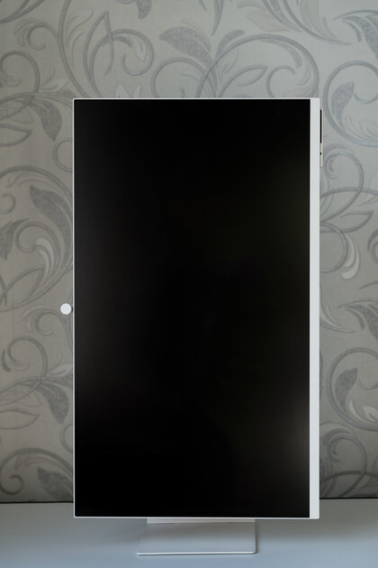 Монитор с пультом и магнитной камерой превращается в ТВ: обзор Samsung 32″ Smart M8 M80D UHD — Внешний вид и кронштейн. 13