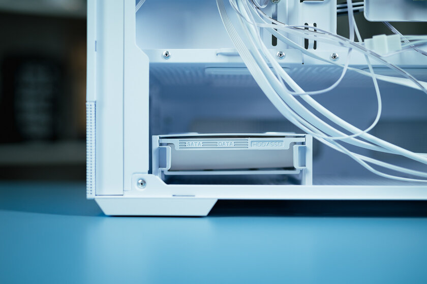 Компактный корпус, в который влезет даже RTX 5090: обзор стильного Zalman P30 AIR White — Шасси. 8