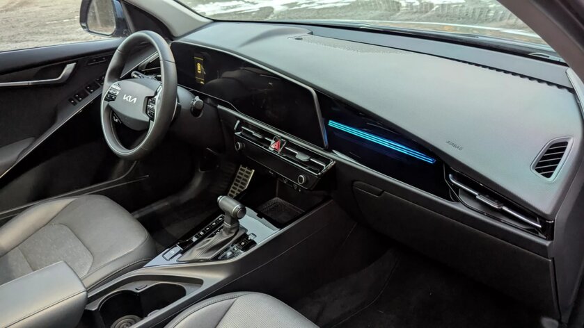 Экономичный, комфортный и немного скучный: обзор кроссовера Kia Niro Hybrid 2025 — Оформление салона. 7