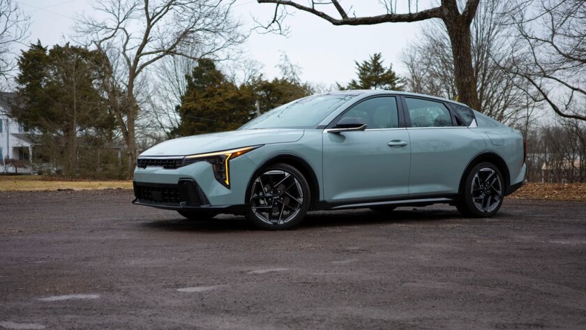 Технологичный, недорогой и продуманный седан: обзор Kia K4 2025 — Отзыв. 1