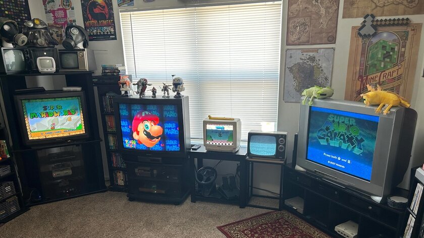 Геймер показал комнату мечты с олдскульными приставками и огромной коллекцией игр
