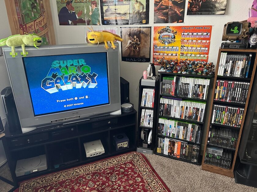 Геймер показал комнату мечты с олдскульными приставками и огромной коллекцией игр
