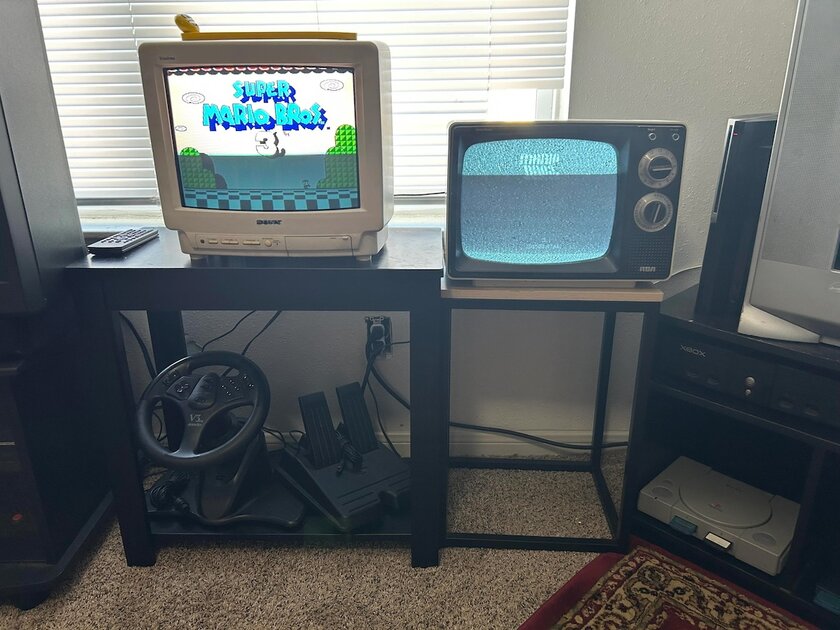 Геймер показал комнату мечты с олдскульными приставками и огромной коллекцией игр