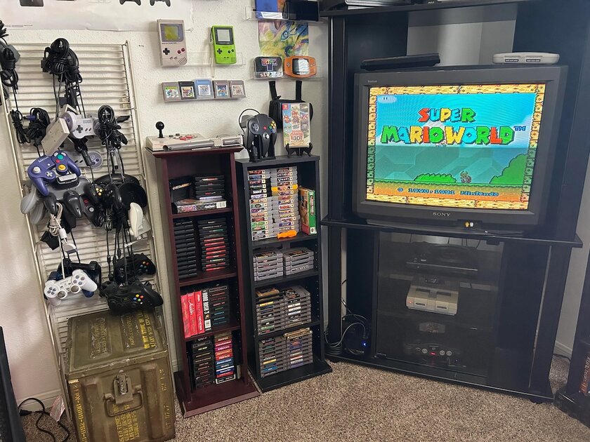 Геймер показал комнату мечты с олдскульными приставками и огромной коллекцией игр