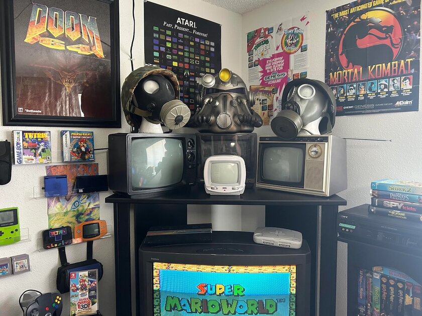 Геймер показал комнату мечты с олдскульными приставками и огромной коллекцией игр