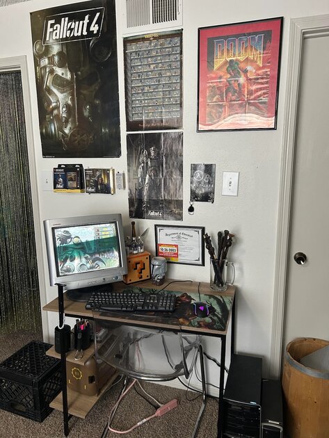 Геймер показал комнату мечты с олдскульными приставками и огромной коллекцией игр