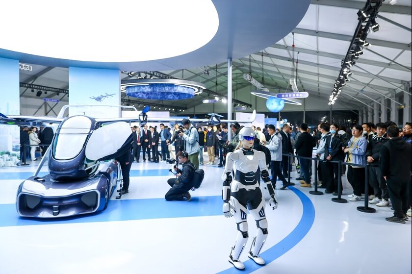 Chery представила человекоподобного робота AIMOGA: естественно, с ИИ