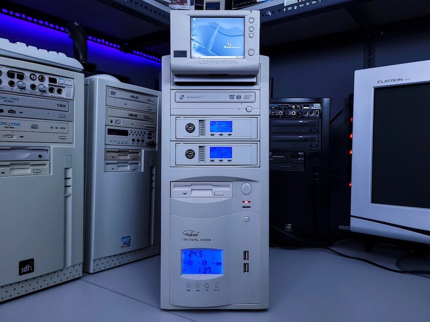 А у вашего современного ПК есть выезжающий из корпуса дисплей?